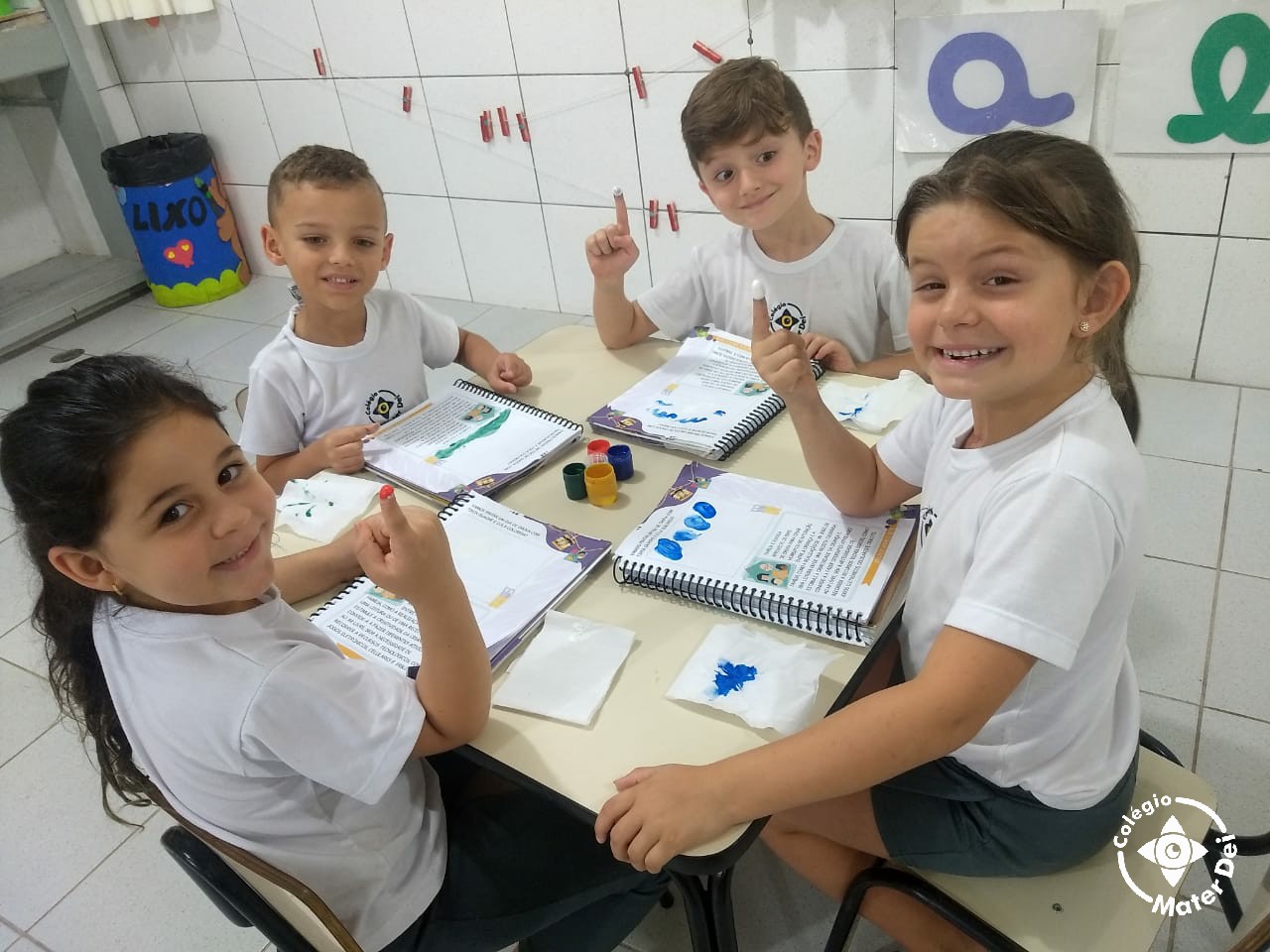 Pintando um dia de chuva com tinta - Educação Infantil 3 A e B - 2019 5 Pintando um dia de chuva com tinta - Educação Infantil 3 A e B - 2019 5